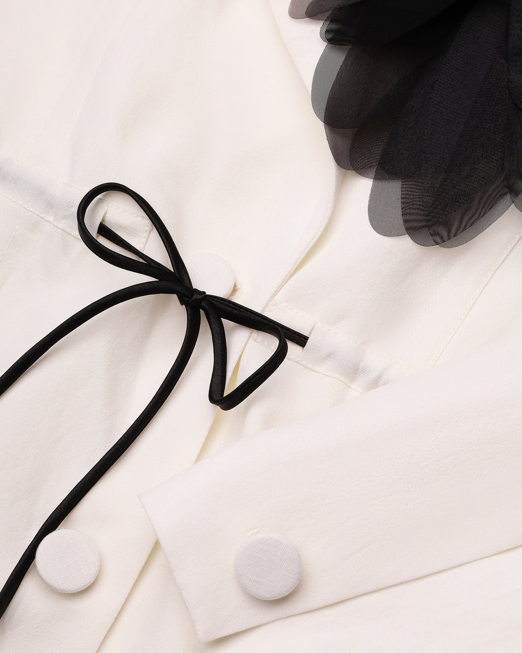 Classic blazer with detachable flower in ivory