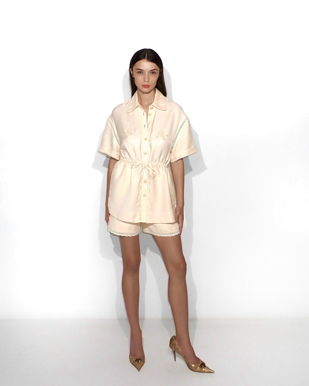 Lace-trimmed high-waisted shorts in light apricot