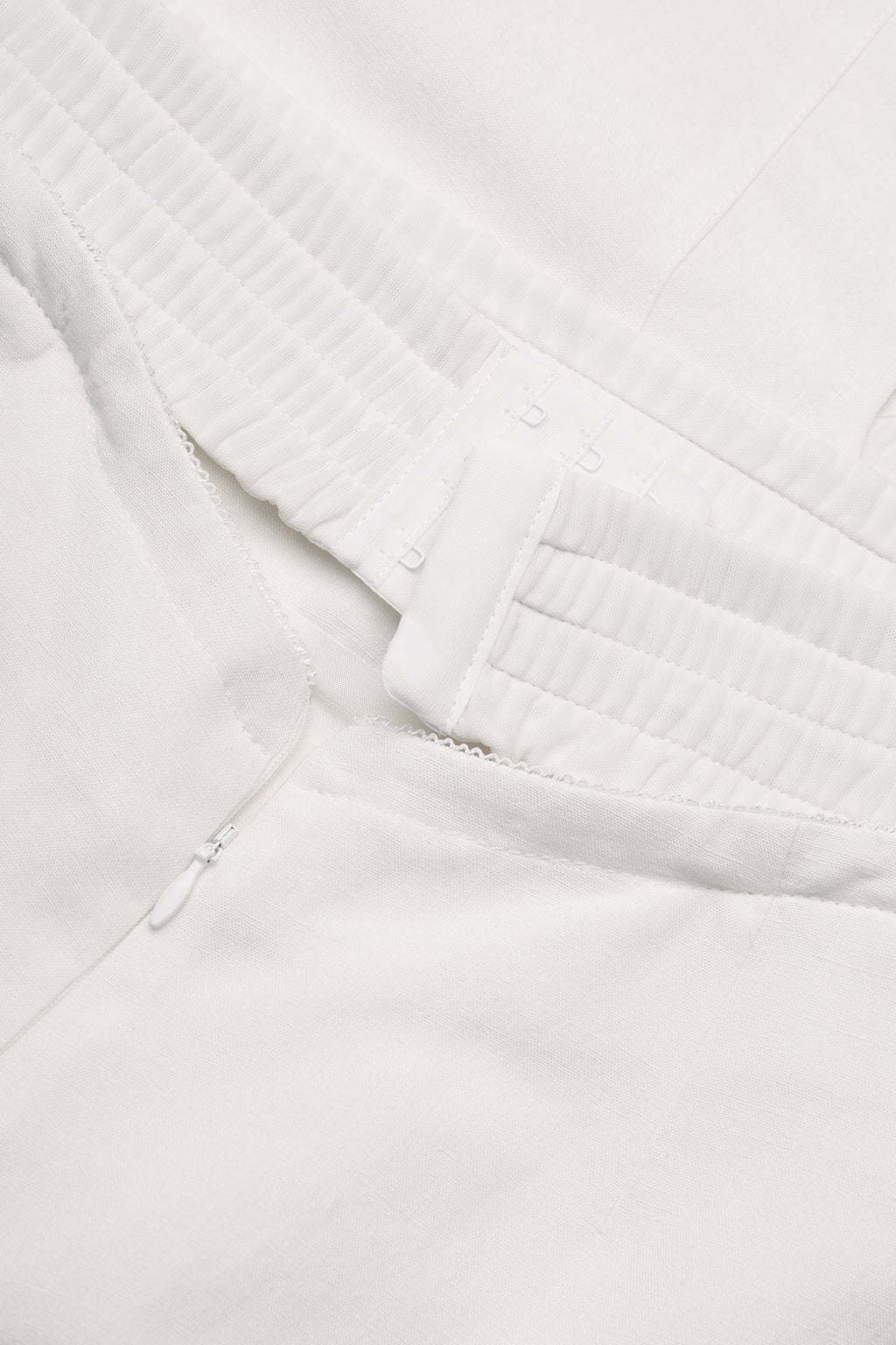 Tailored linen-viscose mini skirt in ivory