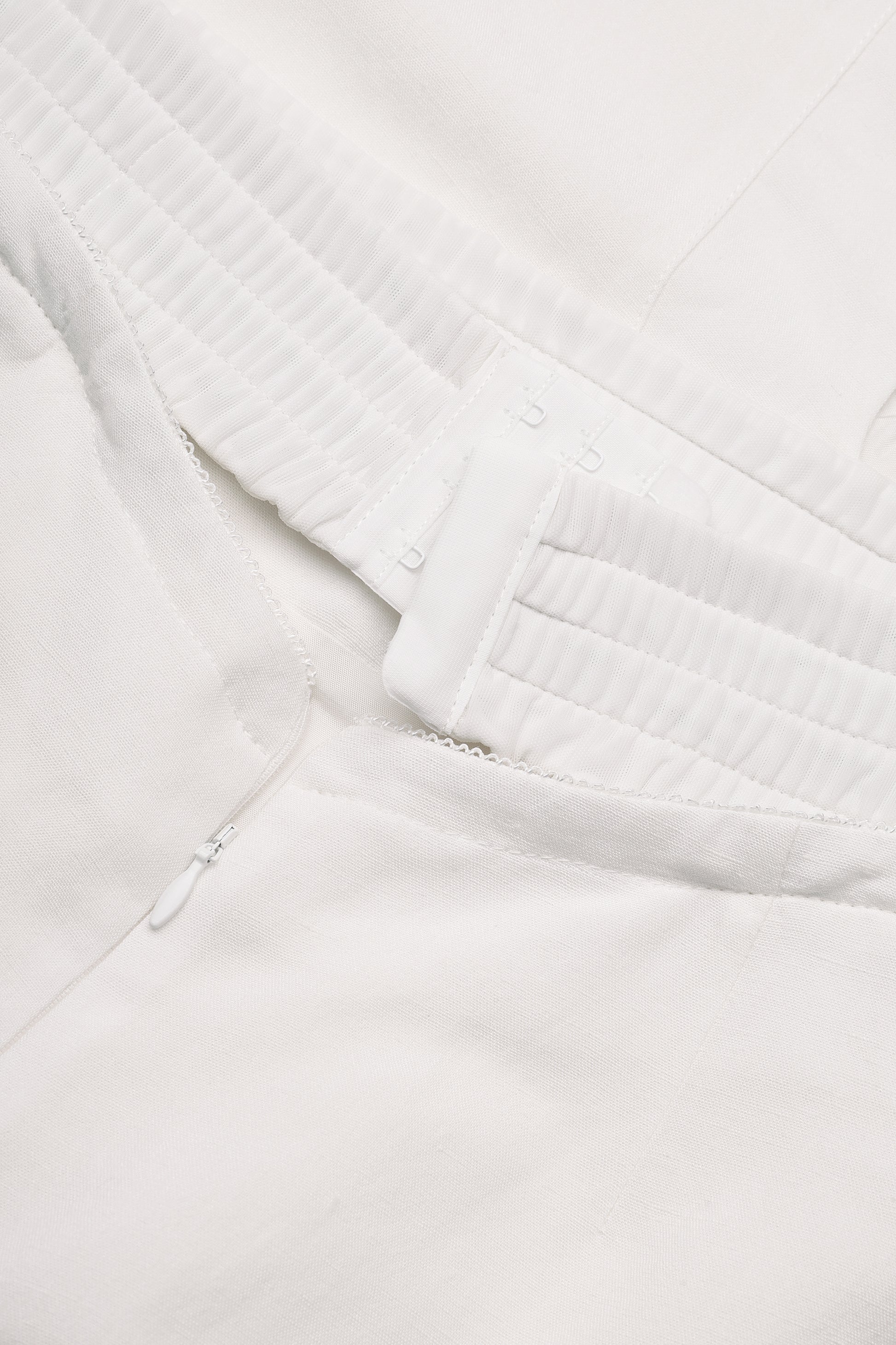 Tailored linen-viscose mini skirt in ivory