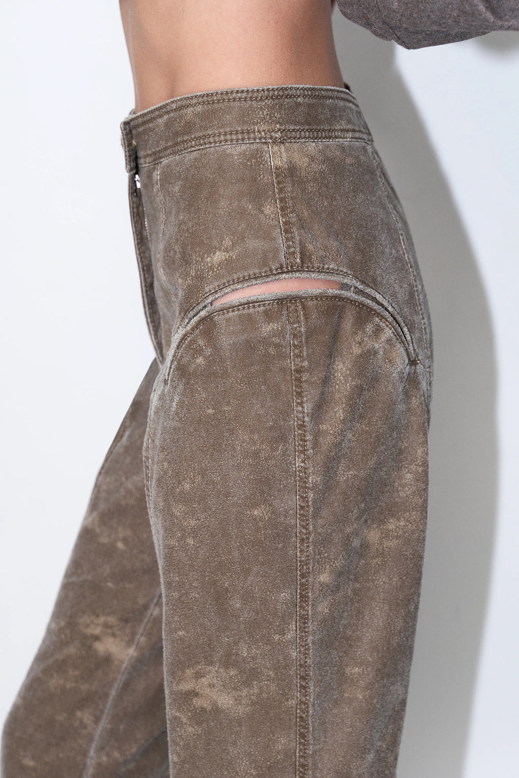 Curved-Slit Weathered Pants in Brown